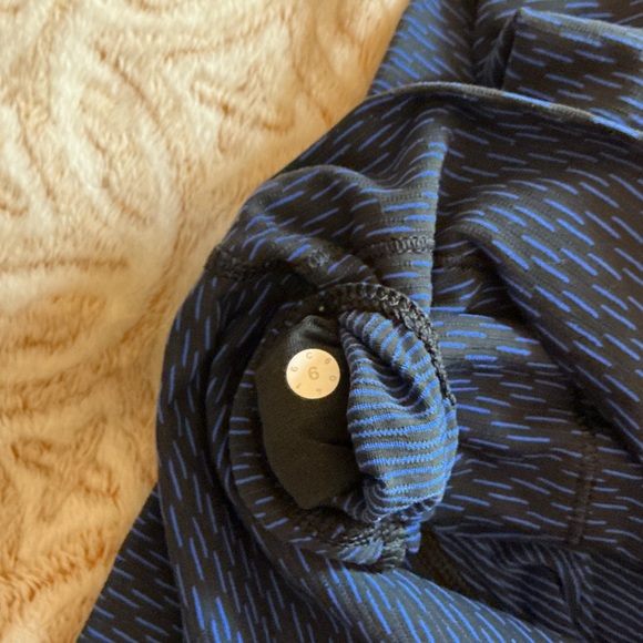 Lululemon High-Rise Blue Patterned Leggings | Size 6 - Picture 5 of 5